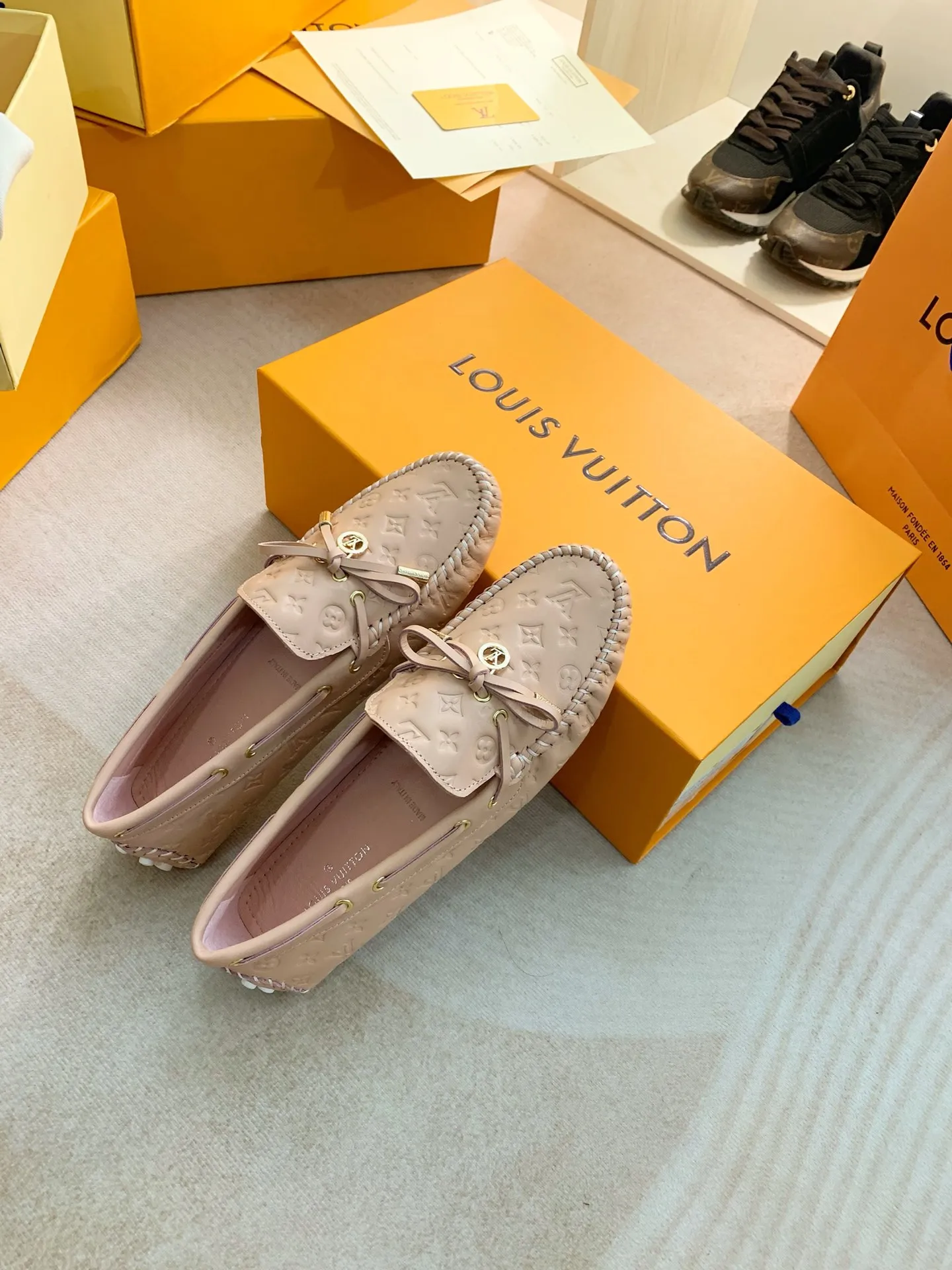 p460💰Couple model❤️🇫🇷 𝙇𝙤𝙪𝙞𝙨 𝙑𝙪𝙞𝙩𝙩𝙤𝙣 🇫🇷Louis Vuitton 2023 Classic𝓛𝓿 𝓣𝓻𝓪𝓲𝓷𝓮𝓻 Sports Series ➪➪➪¯ [Arizona Doudou Shoes Series] ▪️▪️▪️Arizona slip-on shoes are made of Monogram Eclipse canvas. Its hand-painted and dyed edges and hand-sewn uppers fully demonstrate Louis Vuitton's traditional shoemaking craftsmanship. This slip-on shoe is very lightweight. The integrated tongue and upper make it particularly comfortable and flexible. The soft outsole is equipped with rubber padding. Decorated with matching sash. Detailed features: ☑️Monogram Eclipse canvas ☑️Black Eclipse pattern ☑️Hand-painted shoe edges ☑️Hand-sewn uppers (each pair takes time to process) ☑️Integrated tongue and upper construction ☑️Outsole equipped with rubber lining ☑️size: 35_46